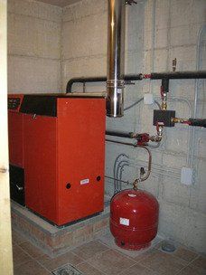 Caldera, salida de humos, vaso de expansión y válvula de elevación de retorno