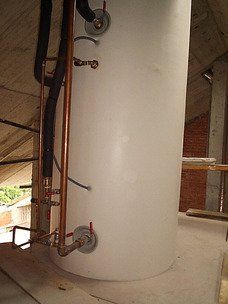 Acumulador solar en cuarto de depósitos