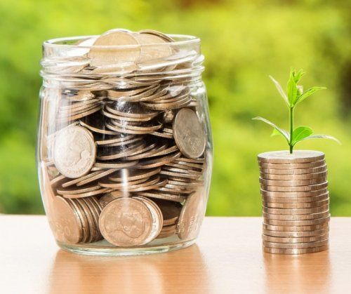 El gobierno ofrece ayudas económicas para subvencionar las instalaciones de autoconsumo con energías renovables. Las ayudas para la ejecución de instalaciones ligadas al autoconsumo y al almacenamiento forman parte del Programa de incentivos al Autoconsumo, Almacenamiento y Climatización con fuentes de energía renovable (Programas de incentivos 1 a 5), regulado por el RD 477/2021, del 29 de junio.
La cuantía económica de la subvención para instalaciones fotovoltaicas que no superen los 10 kWp, es de 600 €/kW para los módulos fotovoltaicos y 450 €/kWh para las baterías.En Ansoltec, nos ocupamos de todos los trámites necesarios.