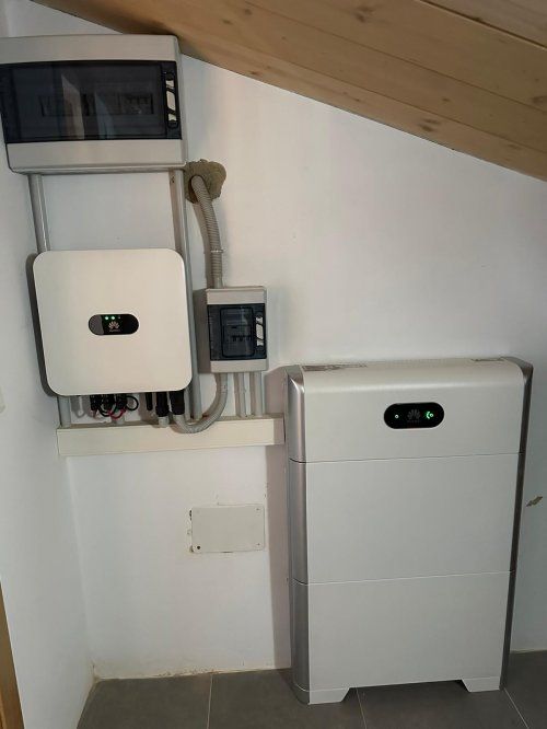 En Ansoltec, también ofrecemos la posibilidad de instalar sistemas de almacenamiento de energía en baterías, que permiten almacenar la energía generada durante el día para su uso posterior en momentos en los que la radiación solar no es suficiente.
Los usuarios pueden aprovechar al máximo la energía generada por sus paneles solares y tener un suministro energético más autónomo y sostenible. Además, las baterías de almacenamiento también pueden ser utilizadas como sistema de emergencia en caso de cortes en el suministro eléctrico.