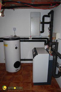 Vista lateral de bomba geotérmica y depósito de inercia