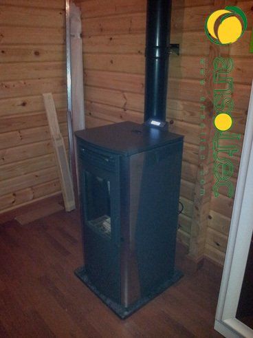 Estufa pellet sobre base de piedra