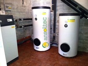 Sala de máquinas de bomba calor geotérmica