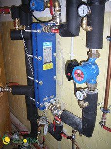 Intercambiador de placas, bombas circuladoras y contador de energía