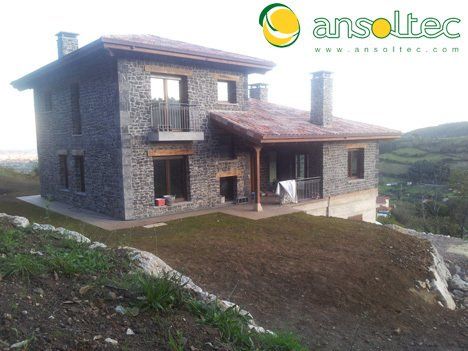 Vista de la vivienda desde la zona de captación geotérmica