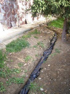 Instalación de la tubería de primario enterrada en jardín