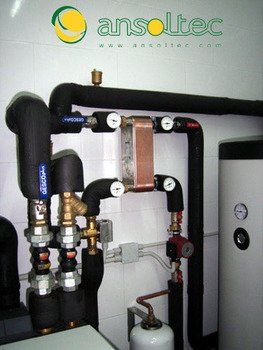 Válvula tres vías motorizada y intercambiador de calor de agua caliente sanitaria