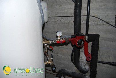 Detalle de bomba de primario y medida de presión