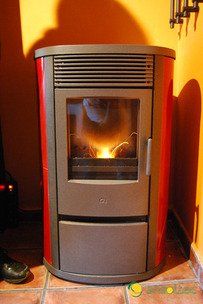 Fuego en el interior de la estufa