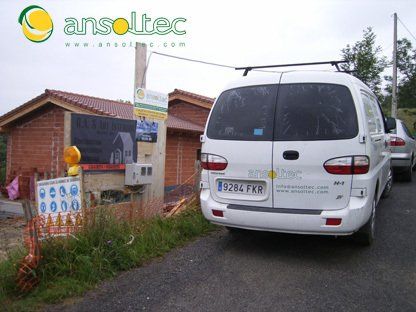 Vehículo de ANSOLTEC en la obra