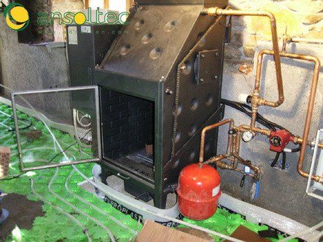 Vista lateral con puerta abierta para alimentación de leña