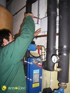 Técnico de ANSOLTEC durante la puesta en marcha