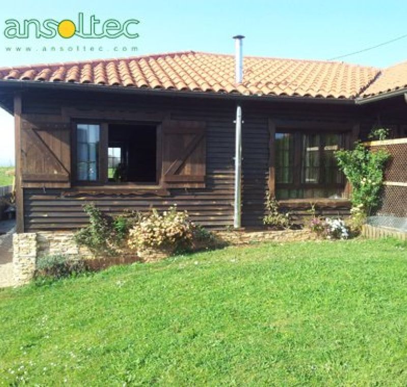 Estufa de pellets en casa de madera