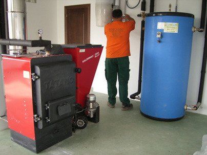 Técnico de ANSOLTEC en la puesta en marcha