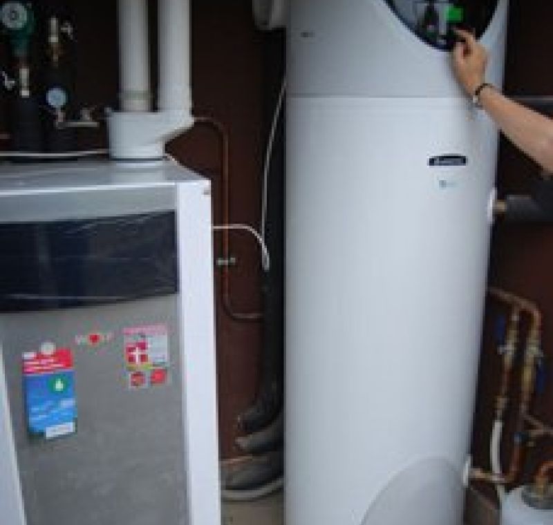 Sala de equipos con aerotermo y caldera Wolf COB