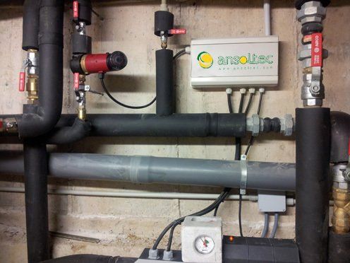 Cuadro de alimentación eléctrico y bomba de recirculación