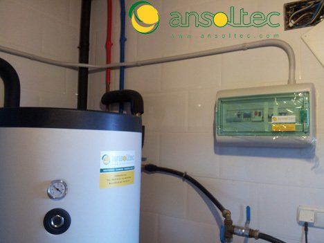 Cuadro eléctrico y acumulador de ACS