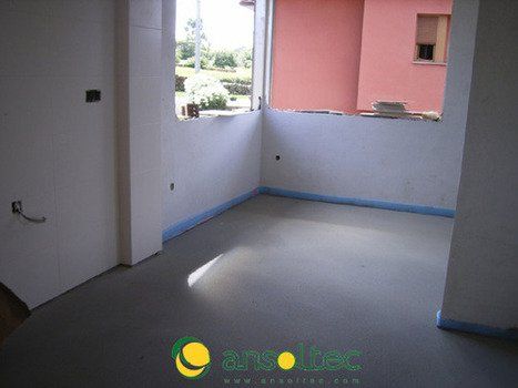 Suelo radiante con el mortero tapándolo