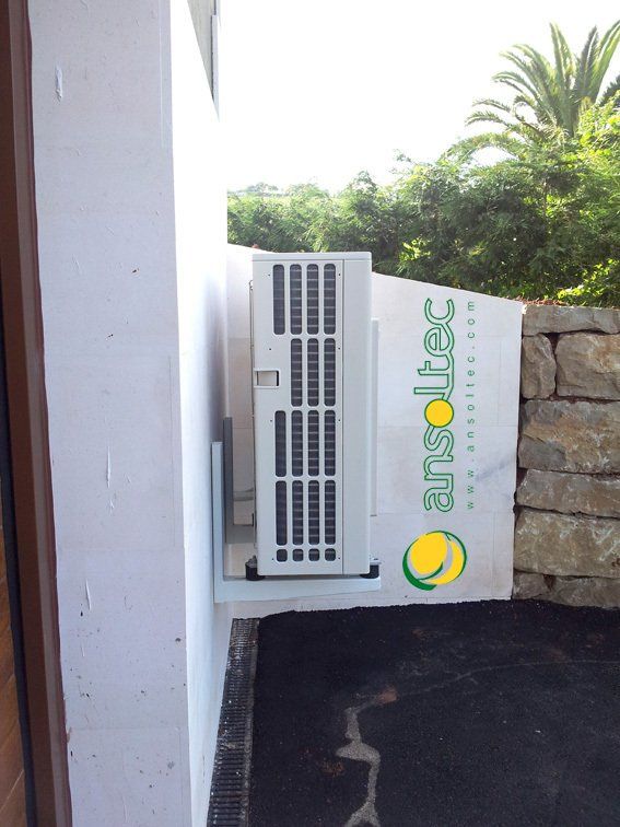 Vista lateral máquina exterior aerotermia Waterkotte