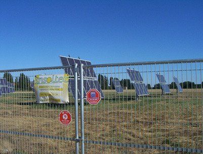 Vista frontal de la instalación con vallado perimetral