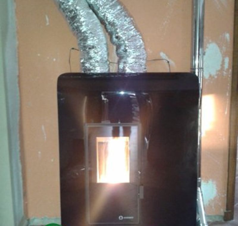 Estufa Ibiza con tubos de canalización