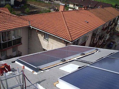 Segunda fila de captadores solares en cubierta