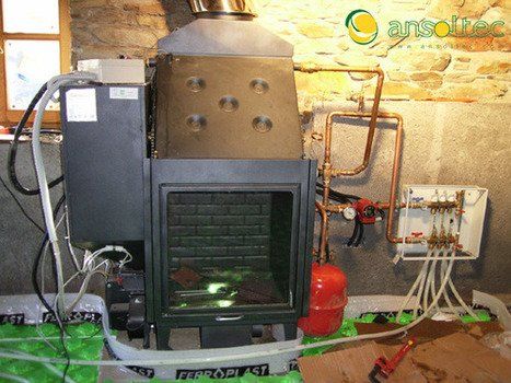 Vista frontal de caldera y colector de suelo radiante