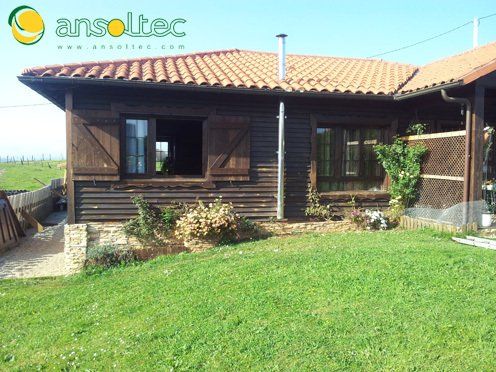 Estufa de pellets en casa de madera