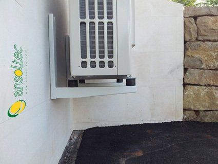 Vista lateral máquina exterior aerotermia Waterkotte