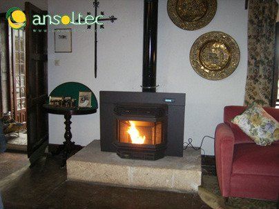 Estufa de pellets encastrable encendida