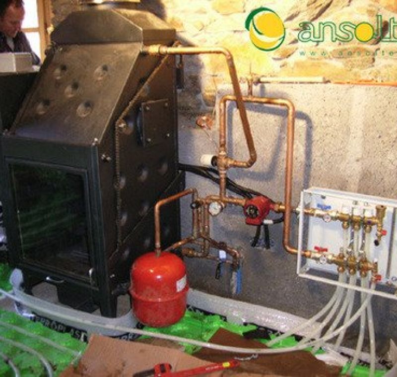 Chimenea de pellet y leña para alimentación de suelo radiante