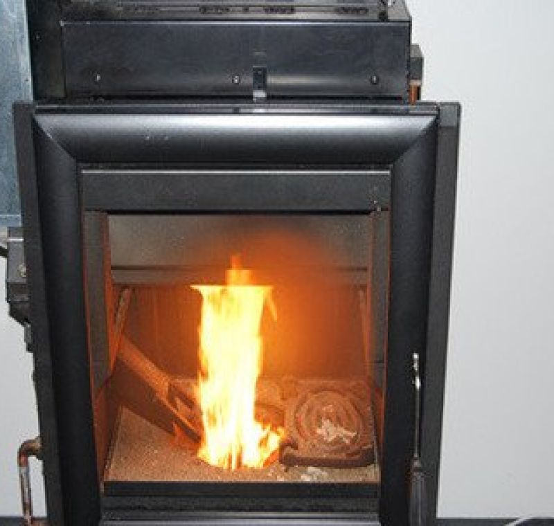 Hogar de la estufa quemando pellet