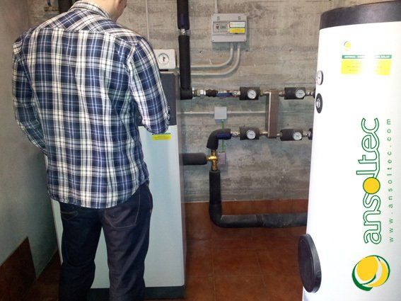 Técnico Ansoltec durante su puesta en marcha