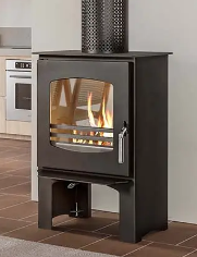 Una gama de estufas de leña para inquilinos exigentes, para verdaderos amantes del ahorro y del confort. Los sistemas de calefacción de EcoForest aúnan el diseño innovador y las máximas prestaciones con la sostenibilidad ambiental. Con ellas se respira un calor comprometido con la naturaleza, con la eficiencia energética y con el bienestar de toda la familia.
Desarrolladas con prestaciones de vanguardia, las estufas de leña de EcoForest alcanzan las más altas cotas de excelencia. Destacan por su funcionalidad, mantenimiento fácil y alta seguridad, hermanando los últimos avances en calefacción de biomasa con un diseño intemporal, adaptable a múltiples estilos y decoraciones. Su combustible ecológico y renovable garantiza un impacto mínimo en el medio ambiente.Si prefieres apostar por un diseño más discreto puedes disfrutar de la llama más tradicional con las estufas Ecoforest insert de leña. Escoge los modelos rústicos o contemporáneos que mejor se adaptan a tu decoración.