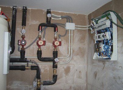 Cuarto de depósitos y cuadro eléctrico y de control