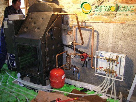 Chimenea de pellet y leña para alimentación de suelo radiante