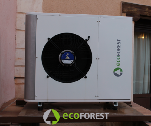 En ECOFOREST han desarrollado la bomba de calor aerotérmica ecoAIR que produce calefacción en invierno, refrigeración en verano y agua caliente sanitaria durante todo el año con un alto rendimiento. Gracias a la tecnología EVI es capaz de alcanzar altas potencias cuando las temperaturas exteriores son extremas. 
La bomba de calor aerotérmica ecoAIR es un producto innovador dentro del mercado de las bombas de calor aerotérmicas al incluir un compresor Scroll+EVI+Inverter. El compresor Scroll permite reducir el ruido y mejora el rendimiento, el Inverter regula la potencia para adaptarse a las demandas de la vivienda, y el EVI permite alcanzar altas potencias con un alto rendimiento cuando la temperatura exterior es muy fría en invierno o muy calurosa en verano.