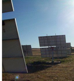 Vista trasera de los seguidores solares