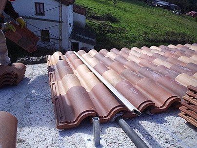 Colocación de teja sobre anclajes y tubería (I)