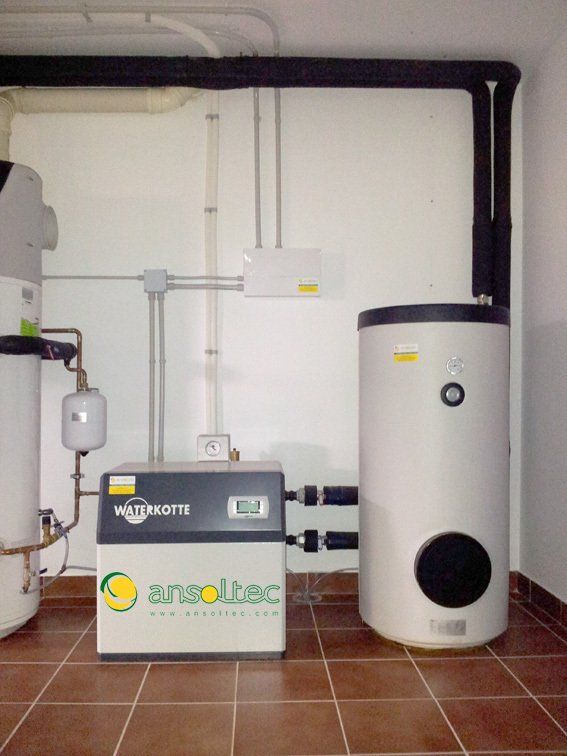 Máquina interior aerotérmica Waterkotte y acumulador de inercia