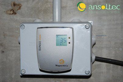 Detalle de centralita indicando temperatura colector