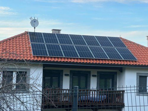 ¿Qué es el autoconsumo fotovoltaico?
El autoconsumo fotovoltaico consiste en la generación de energía eléctrica a partir de paneles solares. Esta energía se utiliza para el consumo propio, lo que permite ahorrar en la factura de la luz y reducir la dependencia de la red eléctrica.
Normalmente, estas instalaciones van colocadas en el tejado, un espacio desaprovechado y de donde podemos beneficiarnos sin necesidad de una gran inversión.
Además, el autoconsumo fotovoltaico es una forma de utilizar energía limpia y renovable, contribuyendo así a la reducción de emisiones de gases de efecto invernadero y a la lucha contra el cambio climático.
Ansoltec y el autoconsumo
En Ansoltec ofrecemos soluciones integrales de autoconsumo fotovoltaico para viviendas unifamiliares y empresas. Nuestro enfoque se centra en la instalación de paneles solares que permiten generar energía eléctrica a partir de la radiación solar.
Además, nuestra modalidad de autoconsumo con excedentes acogidos a compensación permite que los usuarios puedan verter la energía sobrante a la red eléctrica y recibir una compensación económica en forma de descuento en la factura de la luz.
 