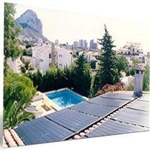 Entre las muchas aplicaciones que existen de la Energía Solar, quizás una de las más rentables y que mejor resuelta está técnicamente son las instalaciones para el calentamiento de Piscinas.Se debe distinguir entre calentamiento de piscinas cubiertas y descubiertas, al aire libre, puesto que el diseño de la instalación y su período de utilización son totalmente diferentes.Las piscinas cubiertas tienen unas condiciones estándar de humedad y temperatura, y su utilización es fundamental en los meses de invierno.Una piscina descubierta, al aire libre, se pretende calentar durante los meses en que la temperatura ambiente es superior a los 15ºC y, por lo tanto, el baño es agradable al exterior. Así pues, nos encontramos muchos casos de piscinas situadas en lugares de insolación y temperatura ambiente elevada y sin embargo la temperatura del agua de la piscina es fría debido a las pérdidas de calor producidas por la noche.Los mayores valores de radiación solar se producen entre los meses de Abril a Octubre, que son los de uso de una piscina descubierta calentada por Energía Solar, permitiendo duplicarse o triplicarse el uso de baño. Por lo tanto, precisamos calentar un gran volumen de agua a una temperatura relativamente baja, mucho menor que la necesaria para agua sanitaria de la vivienda.