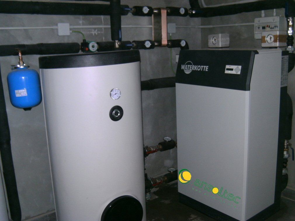 Bomba de calor, acumulador de inercia e intercambiador de placas y bomba de ACS