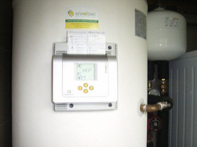 Depósito solar y centralita de control