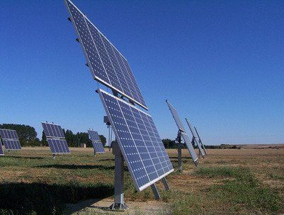 Alineación de seguidores solares al atardecer