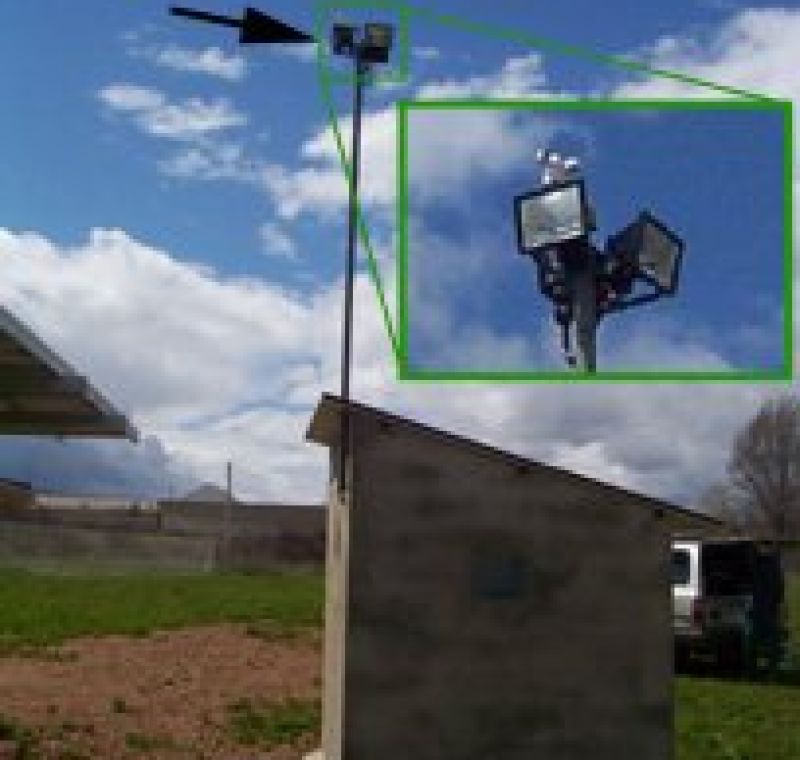 Anemómetro y alumbrado disuasorio