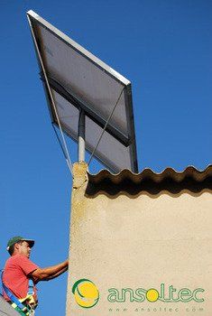 Operario de ansoltec cableando módulos