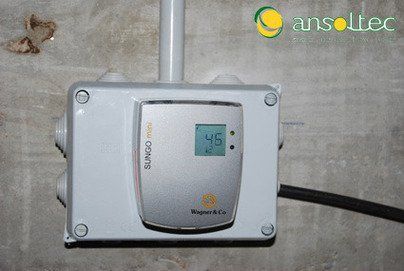 Detalle de centralita indicando temperatura depósito