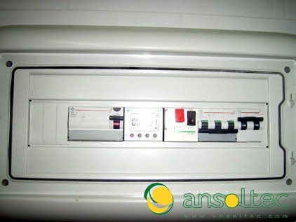 Detalle del cuadro de mando y protección de la bomba de calor